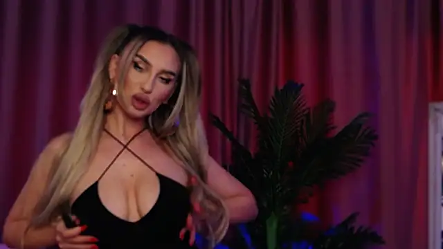 Snapshot of FelyJolie chatting on 01.21.25 FelyJolie online show from 01.21.25