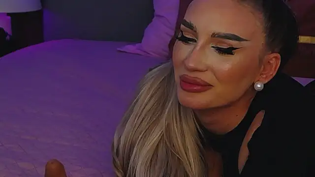 Snapshot of FelyJolie chatting on 02.23.25 FelyJolie online show from 02.23.25