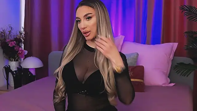 Snapshot of FelyJolie chatting on 03.10.25 FelyJolie online show from 03.10.25