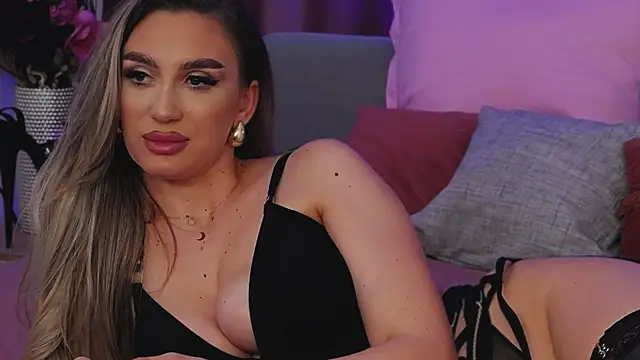 Snapshot of FelyJolie chatting on 03.11.25 FelyJolie online show from 03.11.25