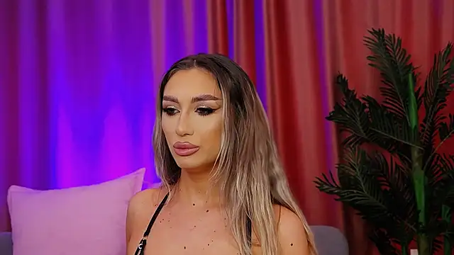 Snapshot of FelyJolie chatting on 03.18.25 FelyJolie online show from 03.18.25