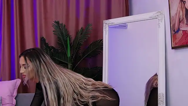 Snapshot of FelyJolie chatting on 03.18.25 FelyJolie online show from 03.18.25