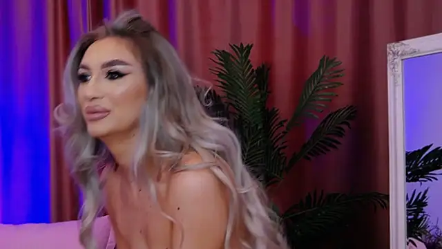 Snapshot of FelyJolie chatting on 03.20.25 FelyJolie online show from 03.20.25