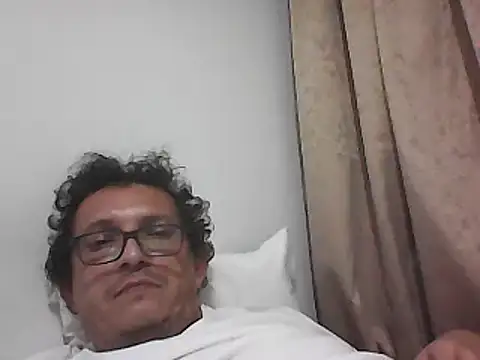 Snapshot of Bombi22 chatting on 11.02.25 Bombi22 online show from 11.02.25