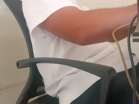 Snapshot of antonix-hard chatting on 10.21.25 antonix-hard online show from 10.21.25