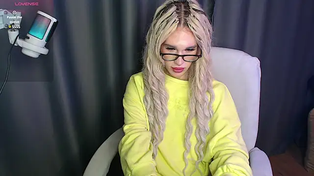 Snapshot of Cassie_Bae chatting on 01.14.25 Cassie Bae online show from 01.14.25