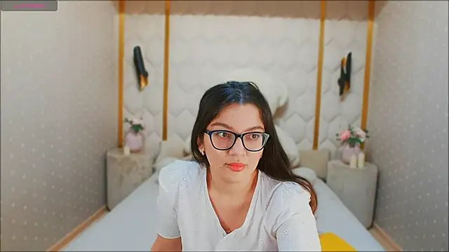 Snapshot of ZarifaBev chatting on 12.25.24 ZarifaBev online show from 12.25.24