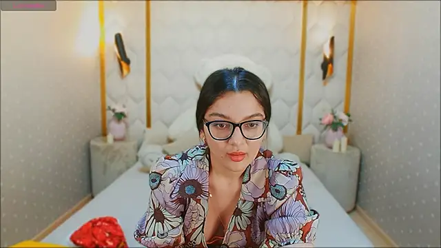 Snapshot of ZarifaBev chatting on 12.25.24 ZarifaBev online show from 12.25.24