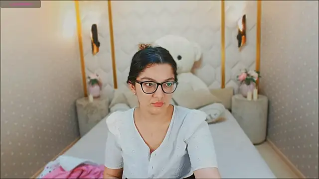 Snapshot of ZarifaBev chatting on 12.26.24 ZarifaBev online show from 12.26.24