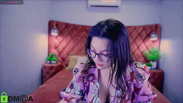 Snapshot of ZarifaBev chatting on 12.28.24 ZarifaBev online show from 12.28.24