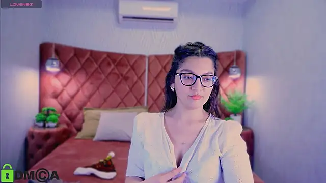 Snapshot of ZarifaBev chatting on 12.29.24 ZarifaBev online show from 12.29.24