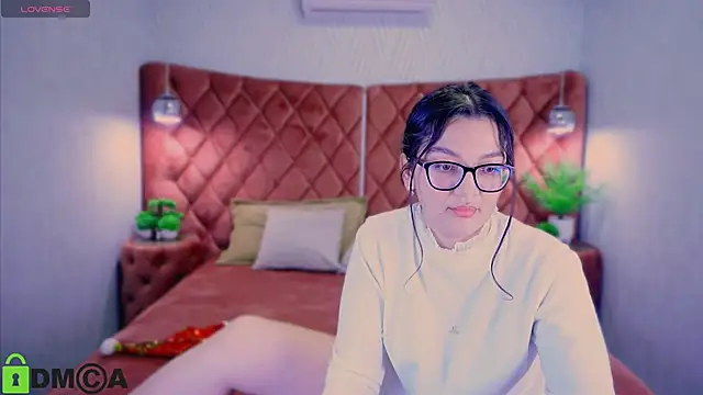 Snapshot of ZarifaBev chatting on 12.29.24 ZarifaBev online show from 12.29.24