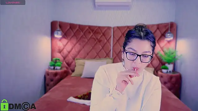 Snapshot of ZarifaBev chatting on 12.29.24 ZarifaBev online show from 12.29.24