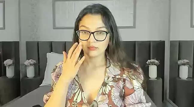 Snapshot of ZarifaBev chatting on 01.09.25 ZarifaBev online show from 01.09.25