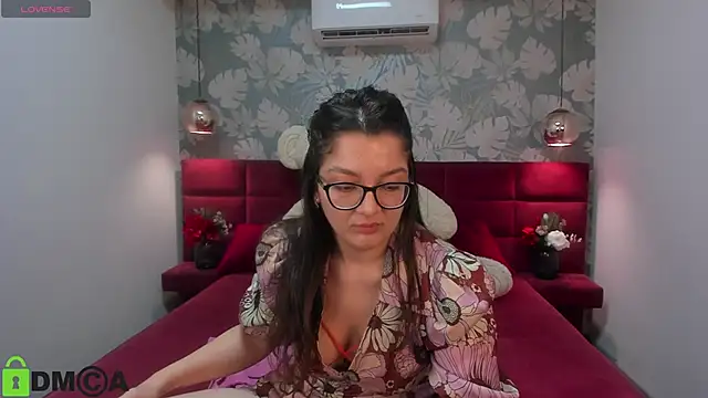 Snapshot of ZarifaBev chatting on 01.11.25 ZarifaBev online show from 01.11.25