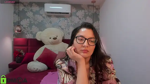 Snapshot of ZarifaBev chatting on 01.11.25 ZarifaBev online show from 01.11.25