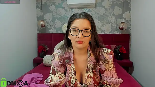 Snapshot of ZarifaBev chatting on 01.28.25 ZarifaBev online show from 01.28.25