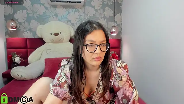 Snapshot of ZarifaBev chatting on 02.10.25 ZarifaBev online show from 02.10.25