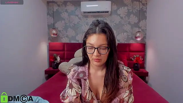 Snapshot of ZarifaBev chatting on 02.21.25 ZarifaBev online show from 02.21.25