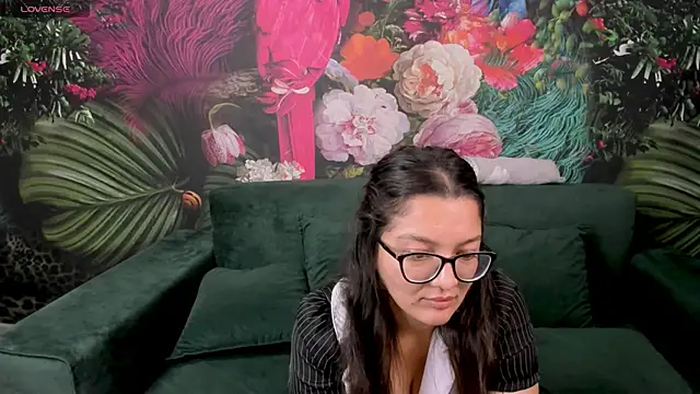 Snapshot of ZarifaBev chatting on 09.13.25 ZarifaBev online show from 09.13.25