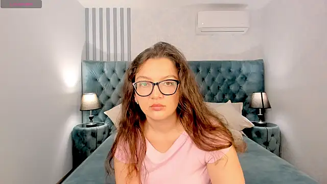 Snapshot of ZarifaBev chatting on 09.27.25 ZarifaBev online show from 09.27.25