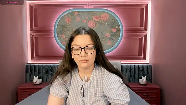 Snapshot of ZarifaBev chatting on 10.09.25 ZarifaBev online show from 10.09.25