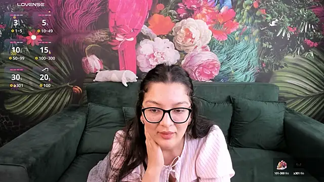 Snapshot of ZarifaBev chatting on 10.10.25 ZarifaBev online show from 10.10.25