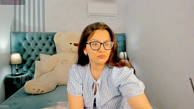 Snapshot of ZarifaBev chatting on 10.18.25 ZarifaBev online show from 10.18.25