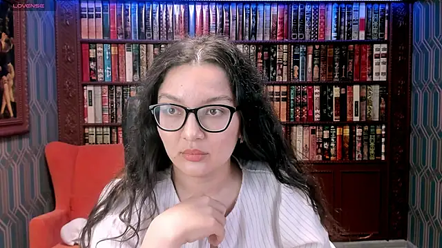 Snapshot of ZarifaBev chatting on 10.26.25 ZarifaBev online show from 10.26.25