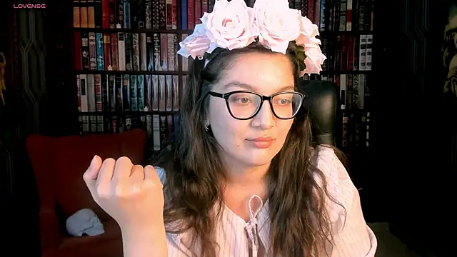 Snapshot of ZarifaBev chatting on 10.31.25 ZarifaBev online show from 10.31.25