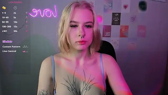 Snapshot of tender_kiitty chatting on 12.22.24 tender kiitty online show from 12.22.24