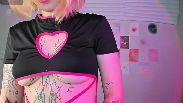 Snapshot of tender_kiitty chatting on 12.23.24 tender kiitty online show from 12.23.24