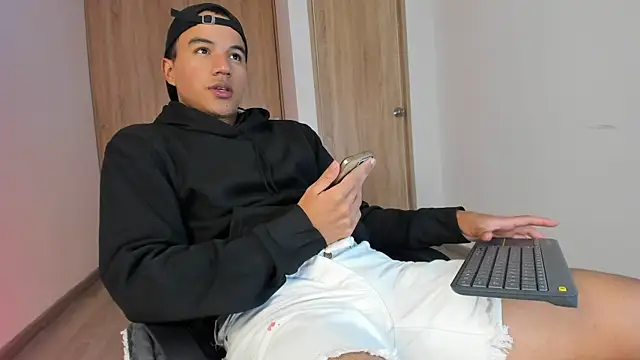 Snapshot of lucas_wellx chatting on 06.05.26 lucas wellx online show from 06.05.26