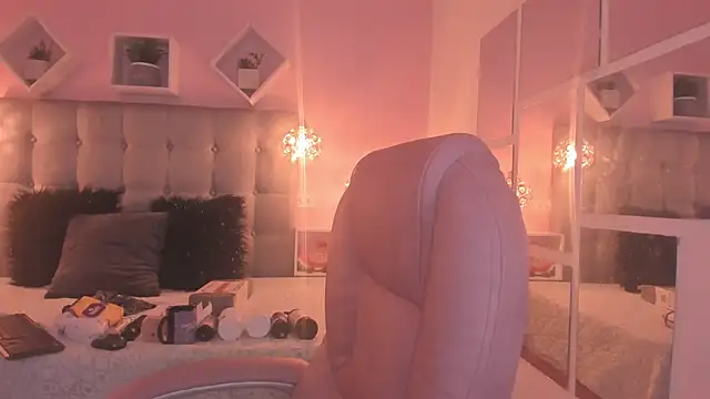 Snapshot of melanie_hh chatting on 10.14.25 melanie hh online show from 10.14.25