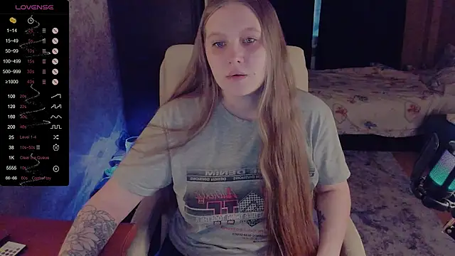 Snapshot of Alice_Dreamgirl_ chatting on 12.20.24 Alice Dreamgirl online show from 12.20.24