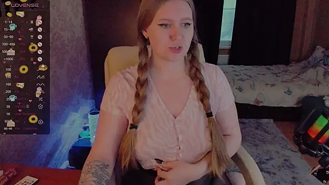 Snapshot of Alice_Dreamgirl_ chatting on 12.23.24 Alice Dreamgirl online show from 12.23.24