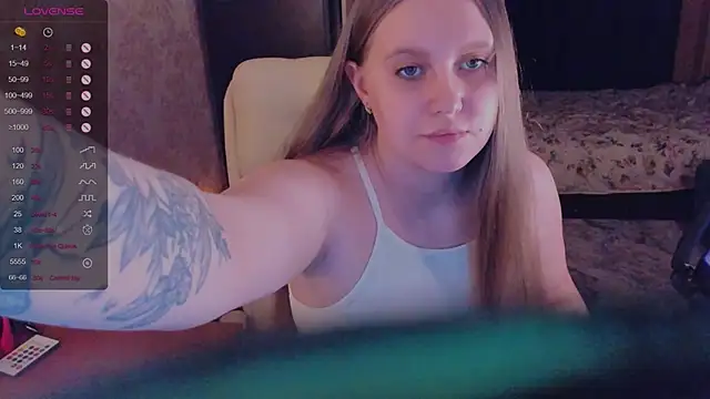 Snapshot of Alice_Dreamgirl_ chatting on 12.28.24 Alice Dreamgirl online show from 12.28.24