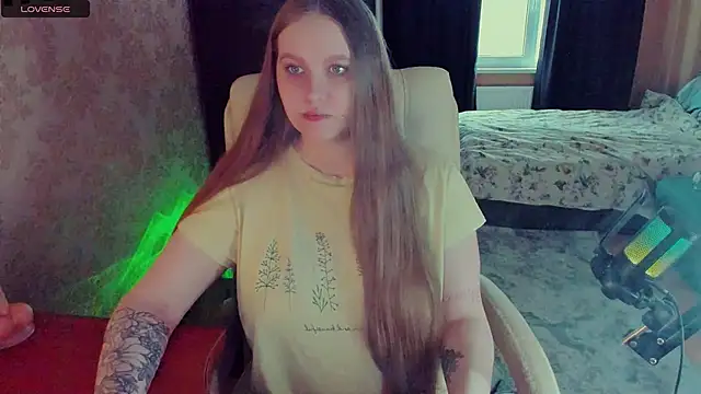 Snapshot of Alice_Dreamgirl_ chatting on 02.08.25 Alice Dreamgirl online show from 02.08.25