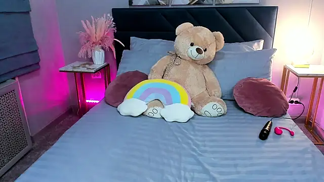 Curvy Dynamite  online show from 10.22.25