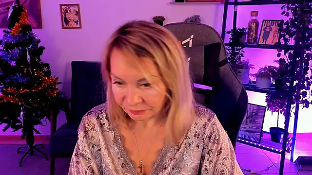 Snapshot of RosalindaFortuna chatting on 12.27.24 RosalindaFortuna online show from 12.27.24