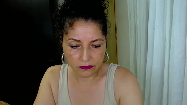 Snapshot of arianna_ros3 chatting on 04.21.26 arianna ros3 online show from 04.21.26