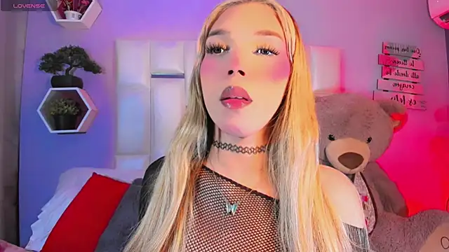 Snapshot of Aileen_18 chatting on 10.11.25 Aileen 18 online show from 10.11.25