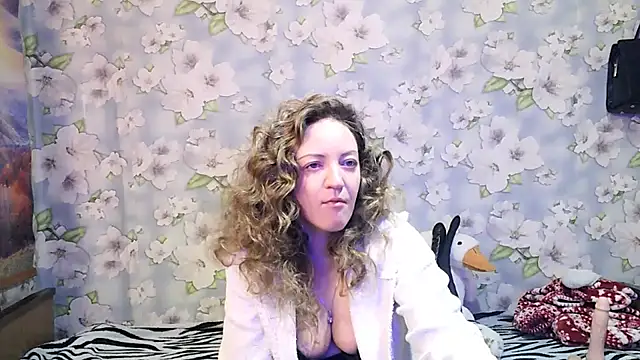 Snapshot of KattyLuuu chatting on 10.30.25 KattyLuuu online show from 10.30.25