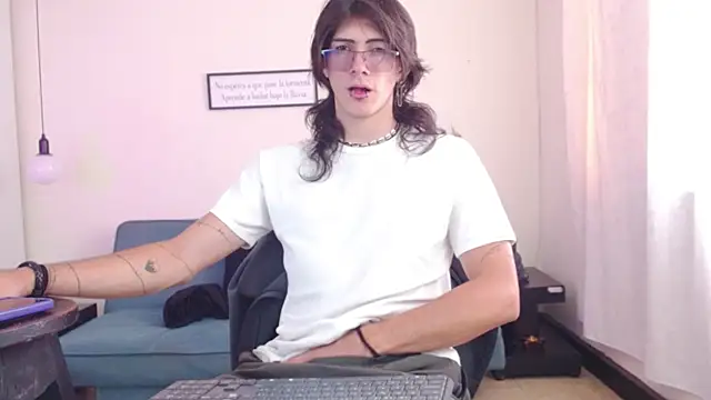 Snapshot of andreey50 chatting on 02.15.25 andreey50 online show from 02.15.25