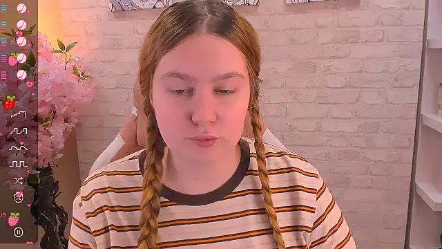 Snapshot of Ellie_Wellie chatting on 11.10.25 Ellie Wellie online show from 11.10.25