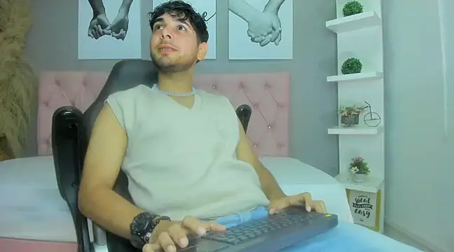 Snapshot of Samir_bear chatting on 02.05.25 Samir bear online show from 02.05.25