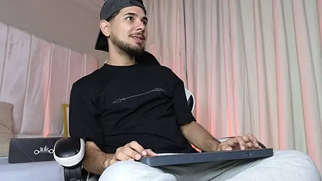 Snapshot of Samir_bear chatting on 10.31.25 Samir bear online show from 10.31.25