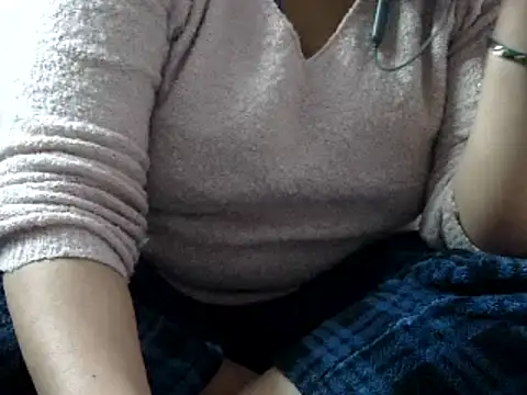 Housewife12 online show from 01.18.25