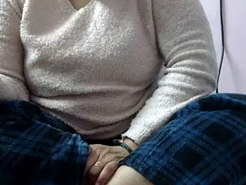 Housewife12 online show from 01.19.25