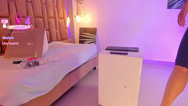 Snapshot of victoriaroyce1 chatting on 10.30.25 victoriaroyce1 online show from 10.30.25